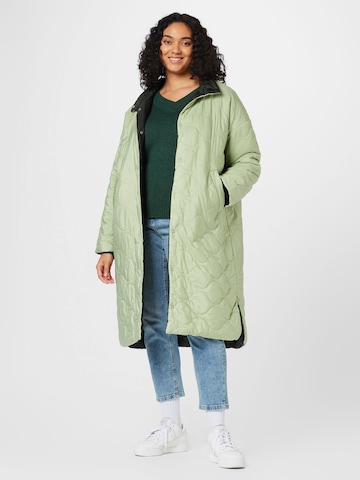 Vero Moda Curve - Abrigo de entretiempo 'ESTHER' en verde