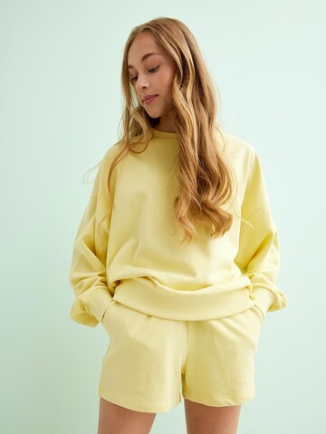 NAME IT Sweatshirt 'FEAT' in Yellow