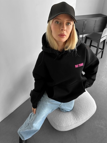Felpa 'Oversize “No Time for Nonsense” Hoodie - Black' di Kleidermafia in nero: frontale