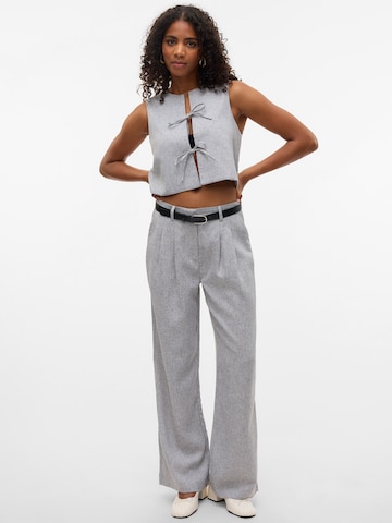 Wide leg Pantaloni con pieghe 'VMTAMMI' di VERO MODA in bianco