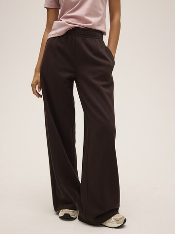 Pantalon 'CALICE regular wide graphic sweat pants' FILA en marron : devant