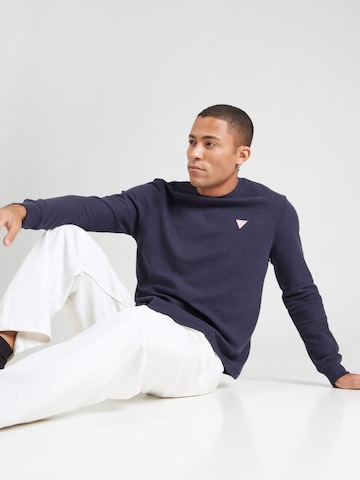 T-Shirt GUESS JEANS en bleu : devant