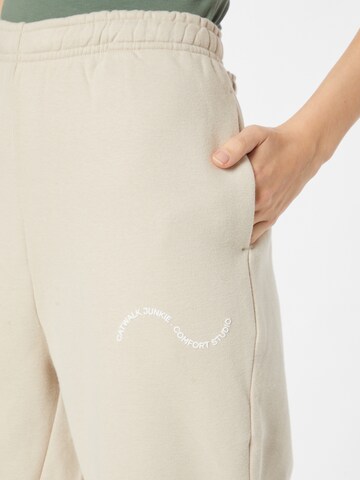 Tapered Pantaloni 'EASY GOING' di Comfort Studio by Catwalk Junkie in beige