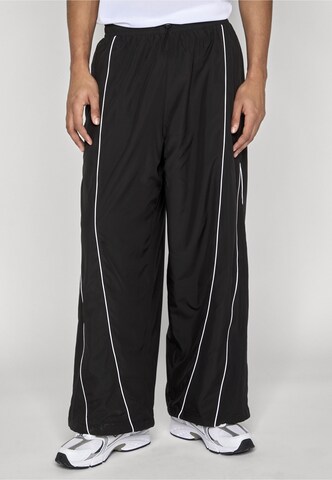 Urban Classics Baggy Trousers in Black: front