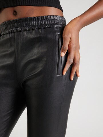 Coupe slim Pantalon 'IVANA' OAKWOOD en noir
