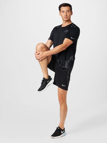 Regular Pantaloni sport de la NIKE pe negru