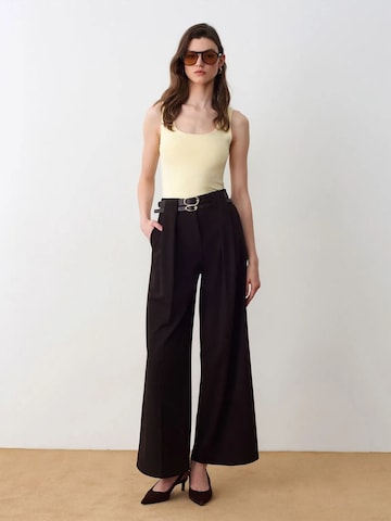 Dilvin Wide leg Pants in Brown: front