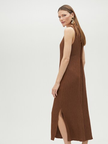 Abito di Lola Casademunt in marrone