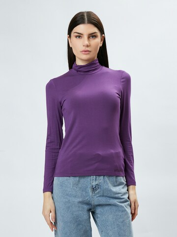 Influencer Shirt in Purple: front