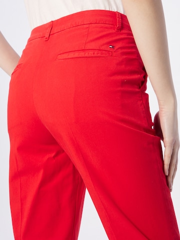 Coupe slim Pantalon chino TOMMY HILFIGER en rouge