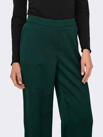 Loosefit Pantaloni con piega frontale 'ONLELODY' di ONLY in verde