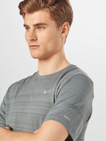 T-Shirt fonctionnel 'Miler' NIKE en gris