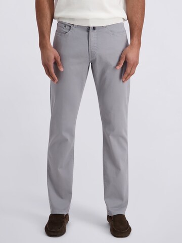 Jean 'Lyon' PIERRE CARDIN en gris : devant