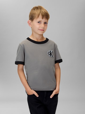 T-Shirt Calvin Klein Jeans en gris : devant