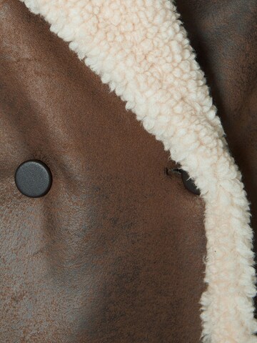 Bershka Płaszcz zimowy w kolorze brązowy