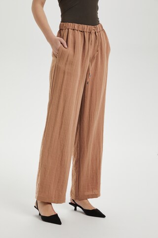 SOAKED IN LUXURY Loose fit Trousers 'Camile' in Brown: front