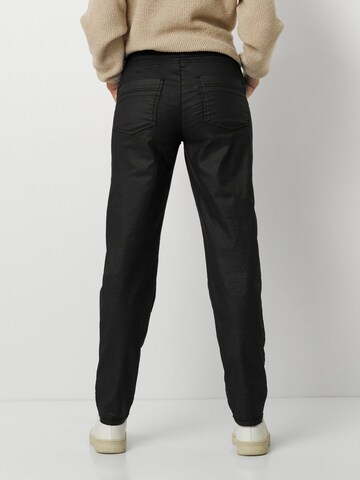 TONI Tapered Hose in Schwarz