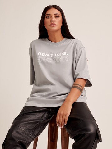 T-Shirt 'Thea' ABOUT YOU x Antonia en gris