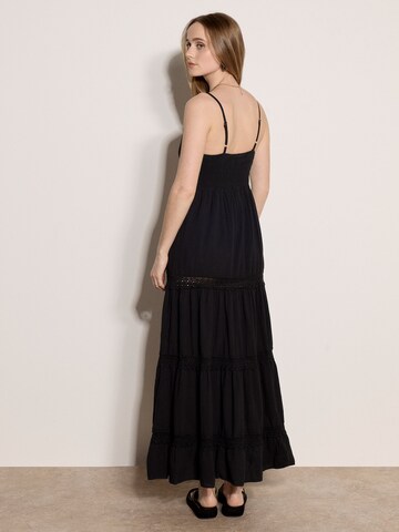 Apricot Crochet Detail Cami Maxi Dress ' ' in Schwarz
