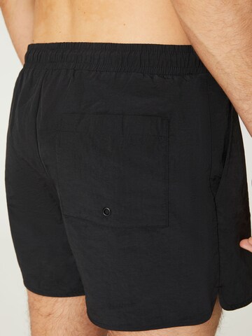 DAN FOX APPAREL Regular Badeshorts 'Yigit' in Schwarz