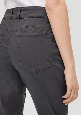 Coupe slim Pantalon chino QS en gris