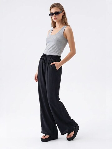 Wide leg Pantaloni de la MixRay pe negru
