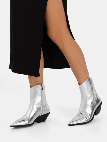 Bershka Ankle Boots in Silver: front