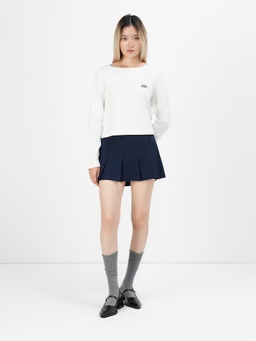 Tricou de la GAP pe alb