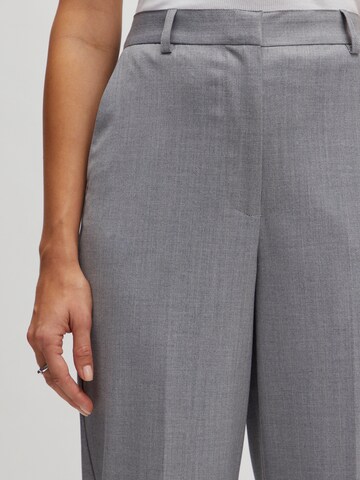 Bootcut Pantaloni con piega frontale 'Lavea' di EDITED in grigio