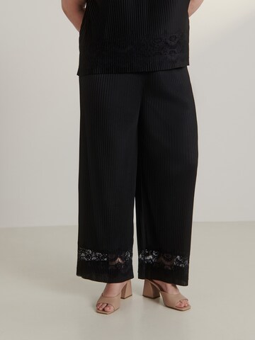 Guido Maria Kretschmer Curvy Regular Trousers 'Romina' in Black: front