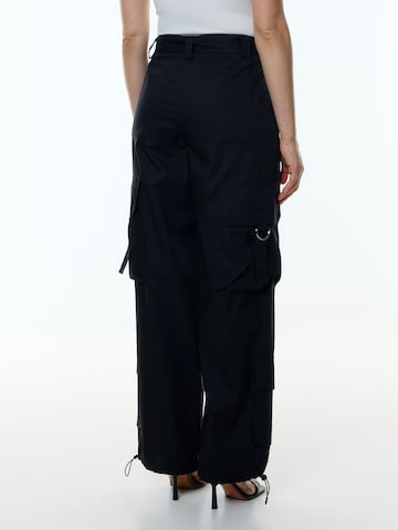 EDITED Ohlapna forma Kargo hlače 'Nia' | črna barva
