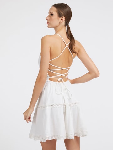 GUESS Φόρεμα σε λευκό