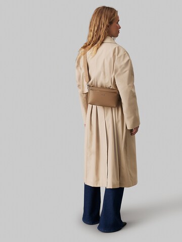 Calvin Klein Torba na ramię 'MUST' w kolorze brązowy