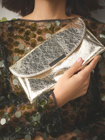 Clutch de la Next pe auriu