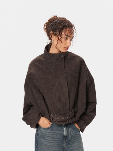 yoligex Övergångsjacka 'Vintage Cropped Suede Jacket with Belt' i grå: framsida