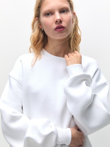 Sweat-shirt Pull&Bear en blanc