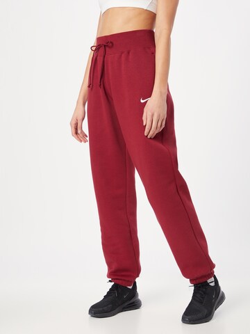 Nike Sportswear Tapered Broek 'Phoenix Fleece' in Rood: voorkant