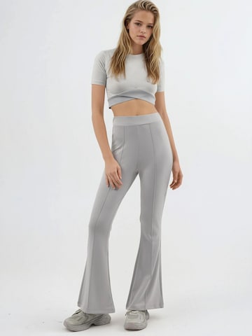 Hiccup - Flared Calças em cinzento