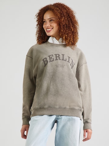 Felpa di Lala Berlin in grigio: frontale