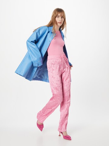 Monki - Pierna ancha Pantalón en rosa