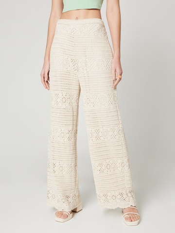 florence by mills exclusive for ABOUT YOU Lużny krój Spodnie 'Meditate' w kolorze biały: przód