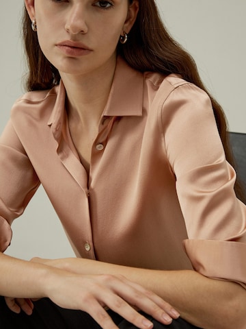 Lilysilk Shirt 'LILYSILK Minimalistische Seidenbluse mit Muschelknöpfen' in Roze