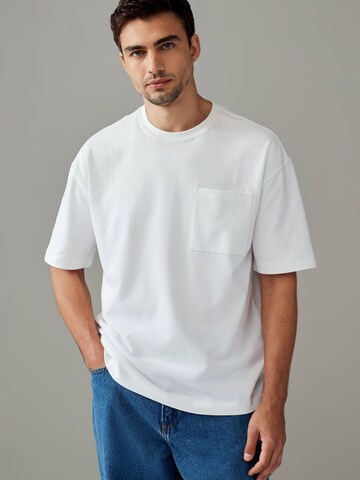 T-Shirt Next en blanc