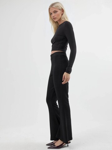 Hiccup - Flared Calças em preto