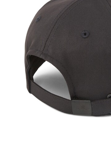 FALKE Athletic Cap in Black