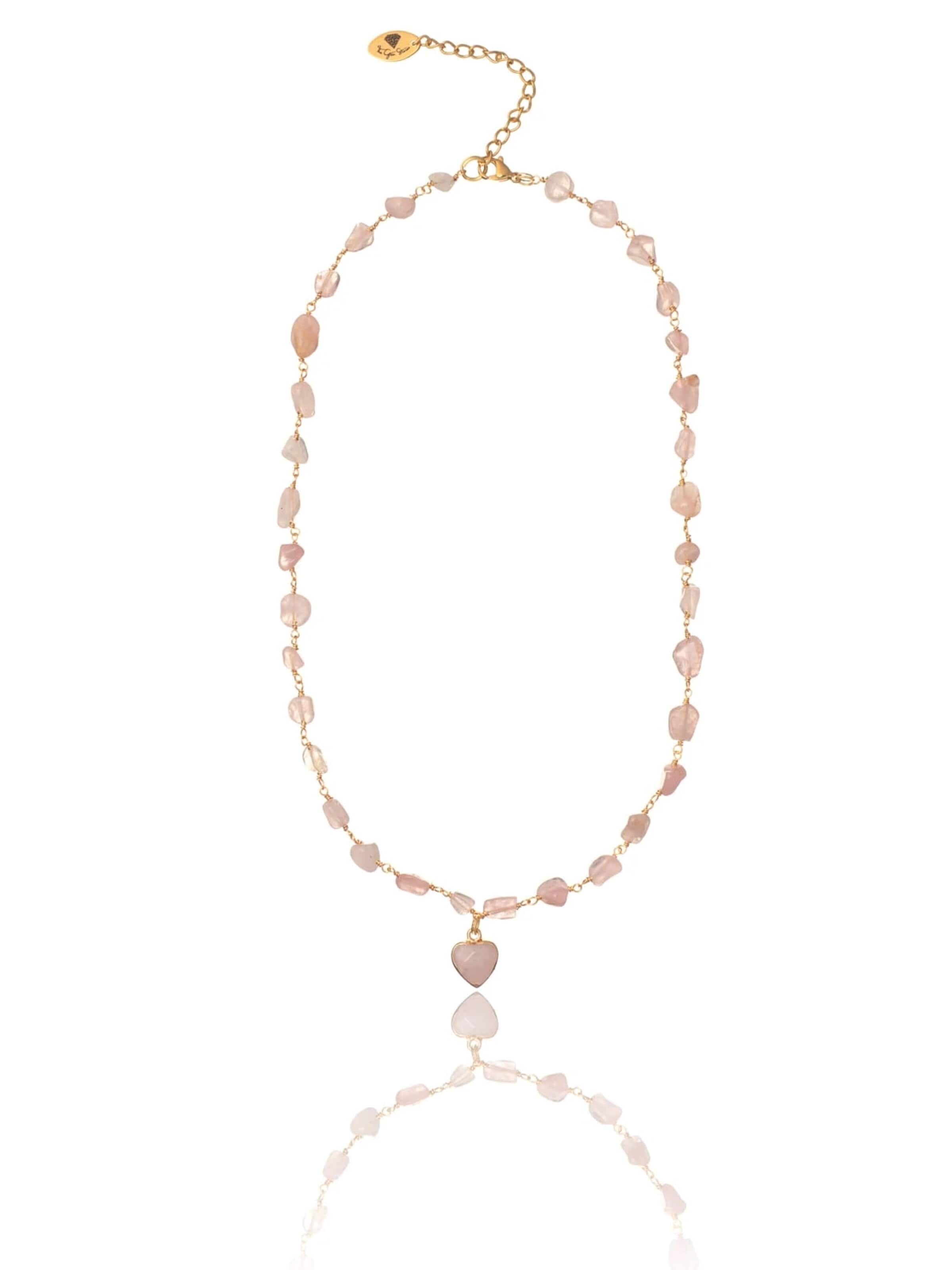 Collana 'Rose Quartz Necklace with Heart Charm' di THE GEM STORIES JEWELRY in rosa: frontale