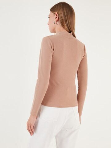 Pullover di LELA in beige