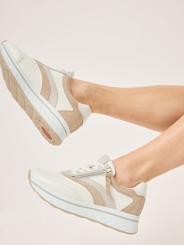 Baskets basses Tamaris en blanc : devant