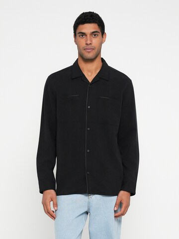 Calvin Klein Klasický střih Košile – černá: přední strana