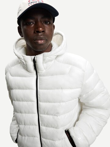 Bershka Зимно яке в бяло